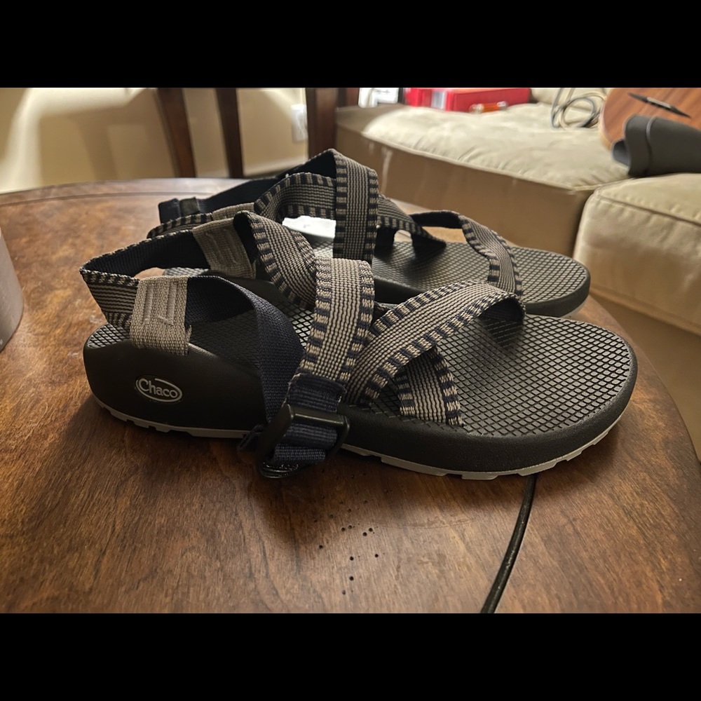 Mens Chaco’s size 9, barely worn. Still with great tread, adjustable.